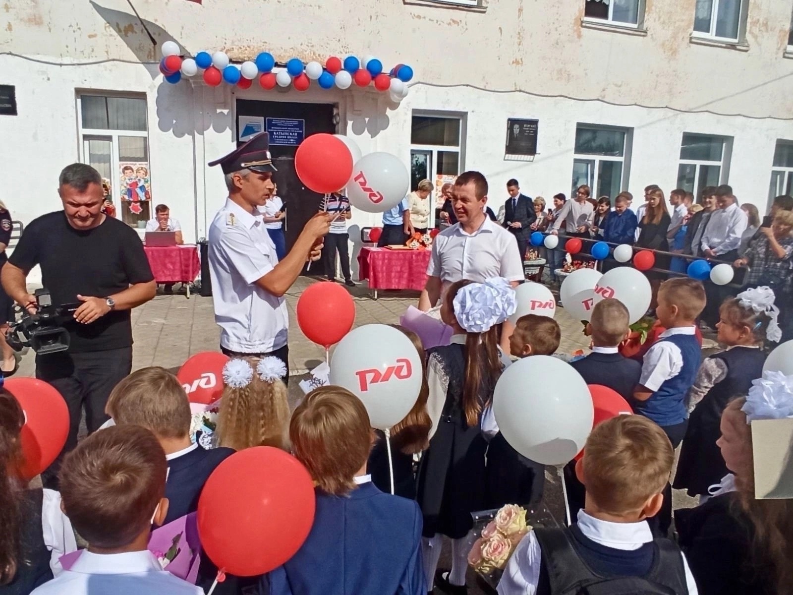 В День знаний железнодорожники провели для школьников села Катынь в Смоленской области открытый урок безопасности.