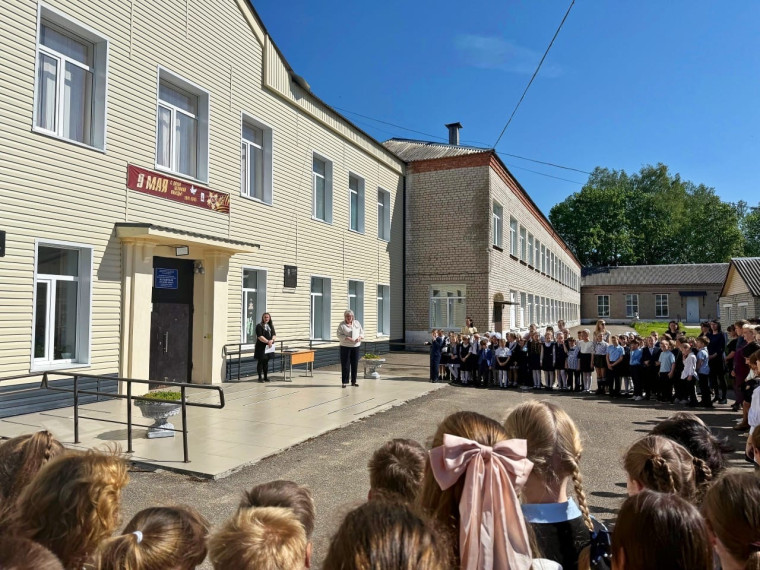 В Катынской школе прошла торжественна линейка, посвященная окончанию учебного года.