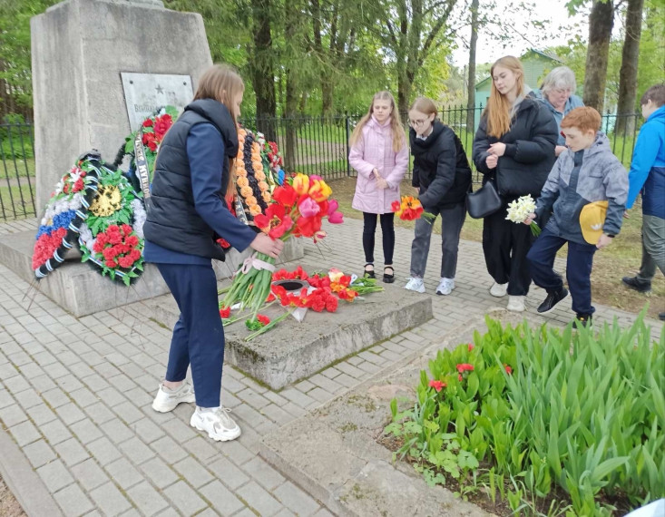 Возложение цветов у памятника воинам-односельчанам в селе Катынь.