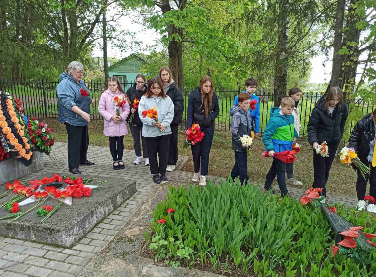 Возложение цветов у памятника воинам-односельчанам в селе Катынь.
